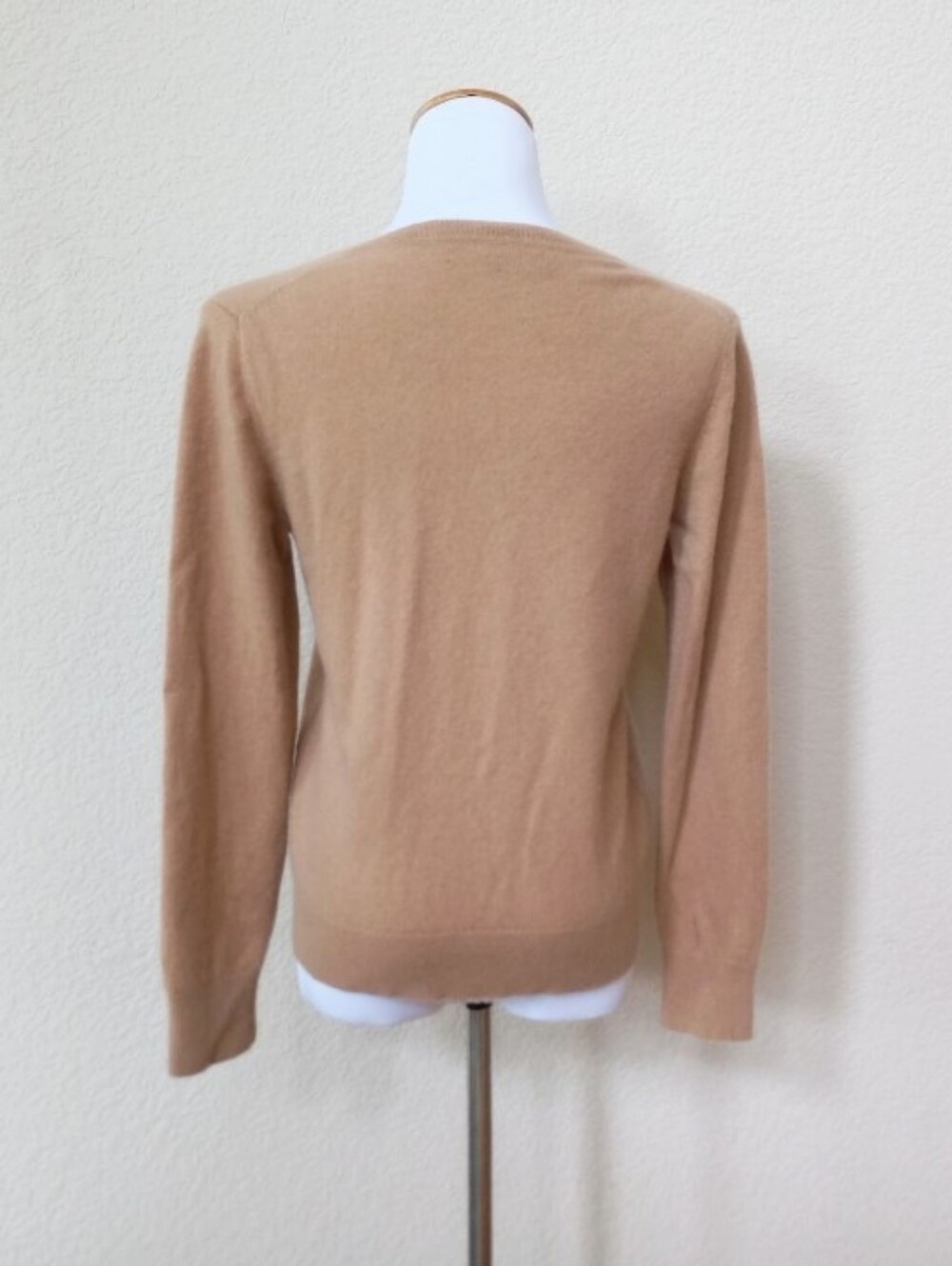 Quince soft camel color 100% cashmere v-neck sweater - Picture 8 of 11
